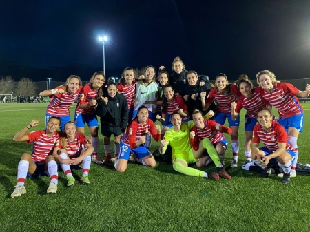 Las jugadoras rojiblancas celebran la enorme victoria al final del partido (GCF FEMENINO)