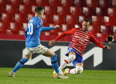 Víctor Díaz en una acción del partido ante el Nápoles (GRANADA CF)