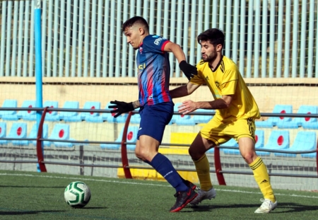 Una acción del derbi entre Vandalia y Cubillas de la primera vuelta (JOSÉ M. BALDOMERO)