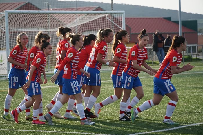Las jugadoras del Granada Femenino celebran uno de los goles anotados en Cáceres el pasado miércoles (JOSÉ PEDRO) Las jugadoras del Granada Femenino celebran uno de los goles anotados en Cáceres el pasado miércoles (JOSÉ PEDRO)