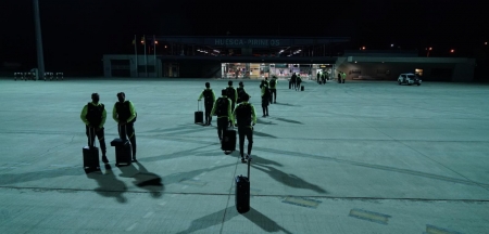 La expedición del Granada, a su llegada al aeropuerto de Huesca (PEPE VILLOSLADA / GCF) La expedición del Granada, a su llegada al aeropuerto de Huesca (PEPE VILLOSLADA / GCF)