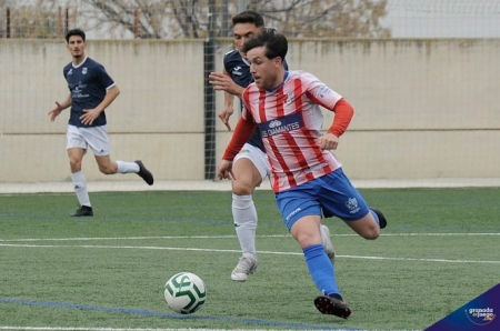 Barajas se marcha de un jugador del Villanueva (JOSÉ M. BALDOMERO) 
