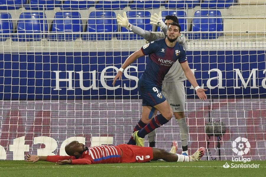 Rui Silva y Foulquier protestan la posible falta de Rafa Mir en el tercer gol del Huesca (LALIGA)