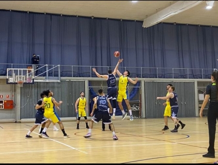 Salto inicial del partido (CB BAZA) 