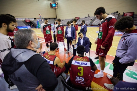 Pablo Pin da instrucciones en un tiempo muerto (FERMÍN RODRÍGUEZ /FUNDACIÓN CB GRANADA)