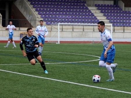 Seco avanza con el balón durante el partido (ANTONIO MATEOS)
