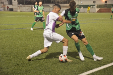 Dani Salvatierra pelea el balón con Charaf (GABRIEL R. LÁZARO) 