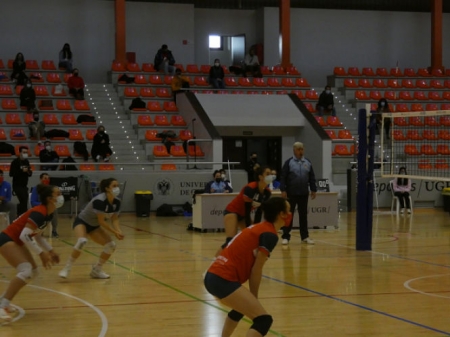 Las jugadoras del Universidad de Granada en una acción defensiva (DEPORTES UGR) 