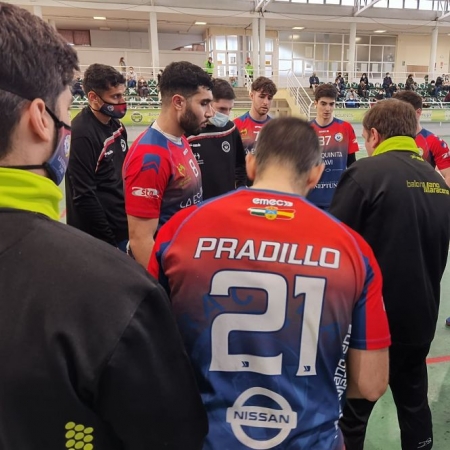 Javier Elvira da instrucciones durante un tiempo muerto (BM MARACENA) 