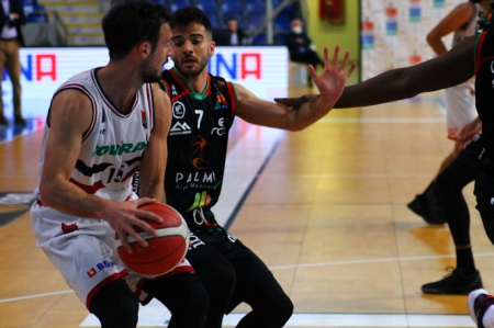 Lluís Costa busca a un compañero (FUNDACIÓN CB GRANADA)