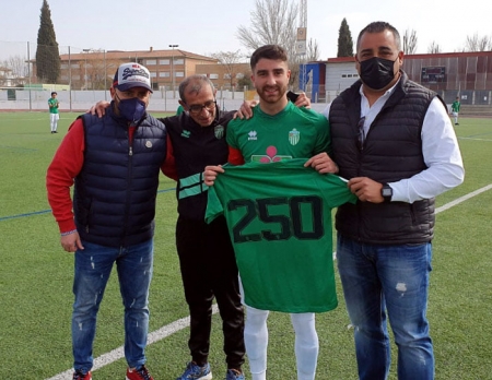 Marcos Toro con la camiseta conmemorativa junto a Germán Crespo, su padre y Andrés Prieto (ATARFE INDUSTRIAL)