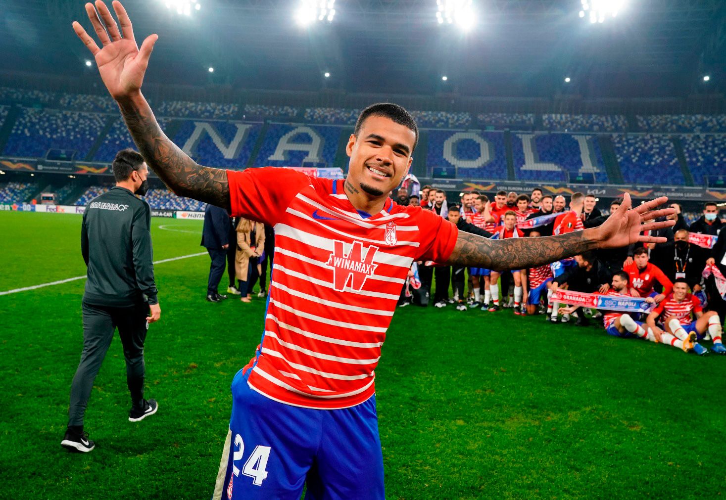 Kenedy, en primer plano, con la expedición rojiblanca de fondo celebrando el pase a octavos sobre el césped del `Diego Armando Maradona´ (GCF) Kenedy, en primer plano, con la expedición rojiblanca de fondo celebrando el pase a octavos sobre el césped del `Diego Armando Maradona´ (GCF)