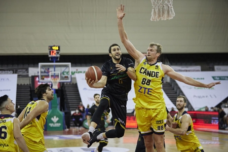 Manu Rodríguez penetra ante Daniel Clark (FERMÍN RODRÍGUEZ / FUNDACIÓN CB GRANADA) 