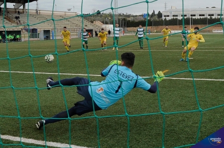 Momento en el que Cubillas empataba el choque mediante un penalti transformado por Piru  (JOSÉ M. BALDOMERO)