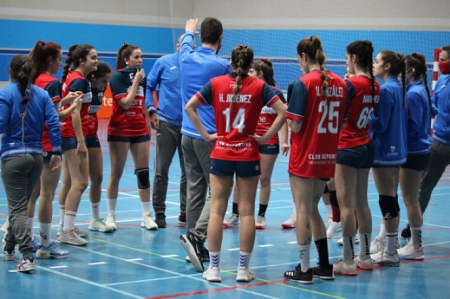 José María Aranda da instrucciones durante un tiempo muerto (DEPORTES UGR) 