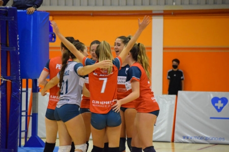 Las universitarias celebran un punto (DEPORTES UGR) 