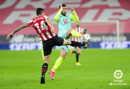 Fede Vico pugna con Dani García durante un lance en el encuentro de esta noche (LALIGA)