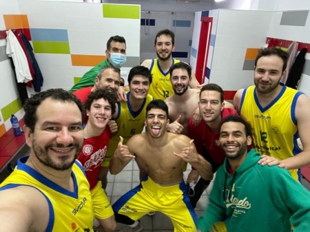 El Multiópticas Baza celebró la victoria en vestuarios (CB BAZA) 