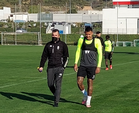Diego Martínez, junto a Kenedy, en el entrenamiento de hace unos minutos en la Ciudad Deportiva (FRAN CALVO)
