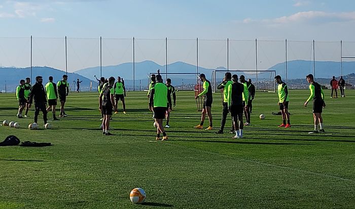 La plantilla del Granada, o lo que queda de ella, ejercitándose ayer en la Ciudad Deportiva (FRAN CALVO) La plantilla del Granada, o lo que queda de ella, ejercitándose ayer en la Ciudad Deportiva (FRAN CALVO)