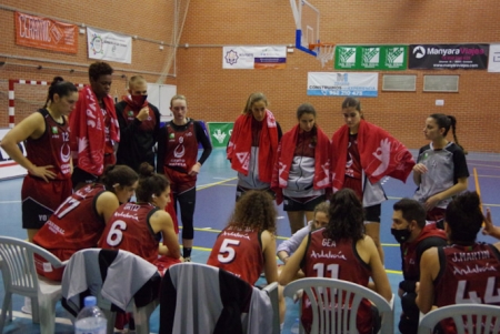 Maribel Píñar da instrucciones durante un tiempo muerto (RACA) 