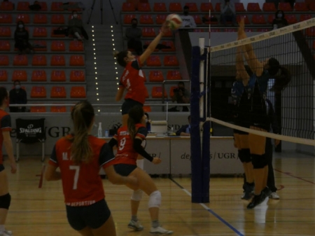 Una jugadora del Universidad de Granada realiza un remate (DEPORTES UGR) 