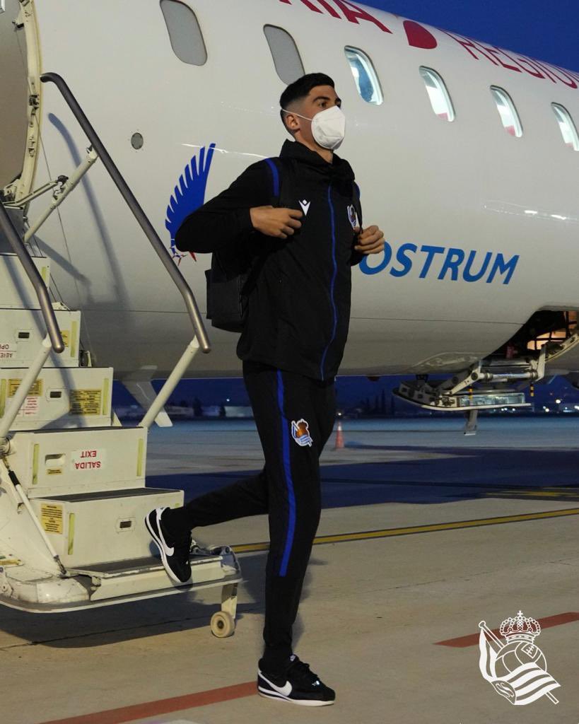 Carlos Fernández, durante la llegada de la Real ayer a Granada, volverá al `Nuevo Los Cármenes´ por segunda vez esta temporada (REAL SOCIEDAD) Carlos Fernández, durante la llegada de la Real ayer a Granada, volverá al `Nuevo Los Cármenes´ por segunda vez esta temporada (REAL SOCIEDAD)