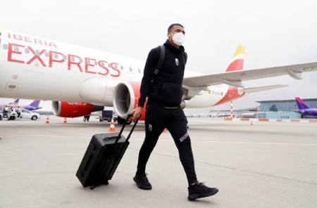 Kenedy a la llegada al aeropuerto de Budapest (GRANADA CF)