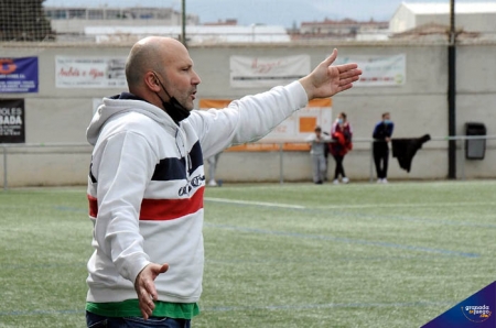 Thierry Pérez, entrenador del Arenas de Armilla (JOSÉ M. BALDOMERO)