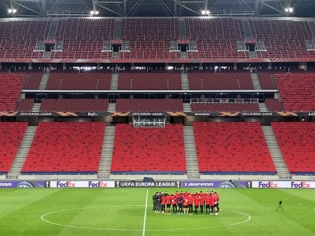 Conjura del Granada ayer en el `Puskas Arena´ antes de su entrenamiento (FRAN CALVO)