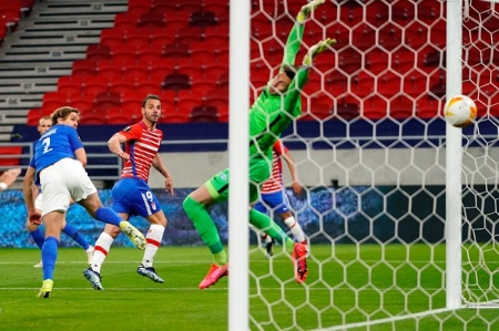 Soldado anotó un cabezazo hacia la historia para el Granada en Budapest (PEPE VILLOSLADA / GCF)