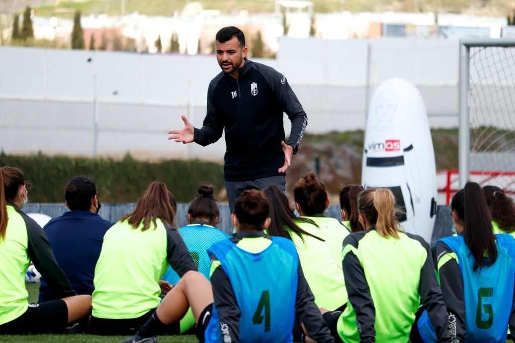 José Ángel Herrera, durante uno de los últimos entrenamientos del Granada antes del choque de hoy (GCF FEMENINO) José Ángel Herrera, durante uno de los últimos entrenamientos del Granada antes del choque de hoy (GCF FEMENINO)