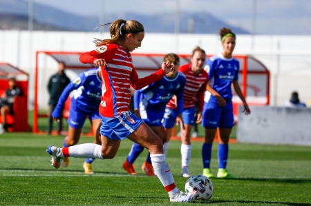Raquel, en el momento de transformar el penalti que abrió el marcador (GCF FEMENINO)