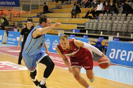 Alex Murphy intenta irse de un jugador del equipo lucense (FUNDACIÓN CB GRANADA) 