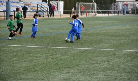 Algunos de los niños del Recreativo Vegas del Genil jugando al fútbol (AYTO. VEGAS DEL GENIL) 