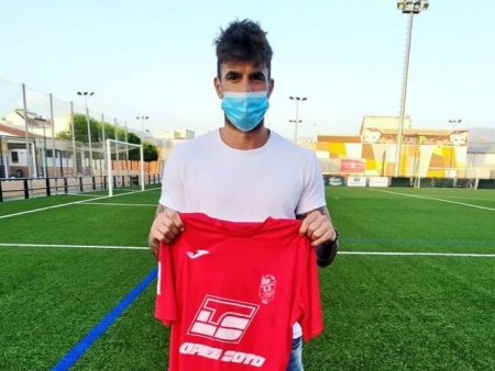 Jorge Moreno posa con la camiseta de su nuevo club (CHURRIANA CF)