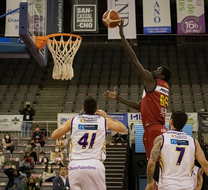 Bamba Fall tras superar su lesión vuelve a reinar en la zona (FERMÍN RODRÍGUEZ / FUNDACIÓN CB GRANADA) Bamba Fall tras superar su lesión vuelve a reinar en la zona (FERMÍN RODRÍGUEZ / FUNDACIÓN CB GRANADA)