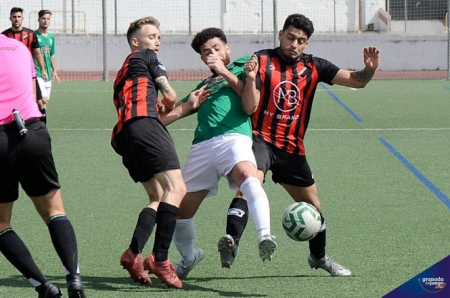 El Atarfe tuvo un intenso partido ante el San Pedro (JOSÉ M. BALDOMERO) 