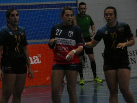 Marina Sánchez durante un lance del partido (DEPORTES UGR) 
