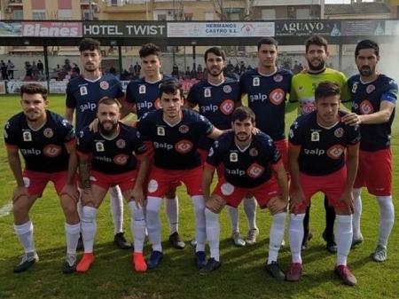 El Loja tuvo que vestir con la segunda camiseta del equipo local (UDC TORREDONJIMENO)