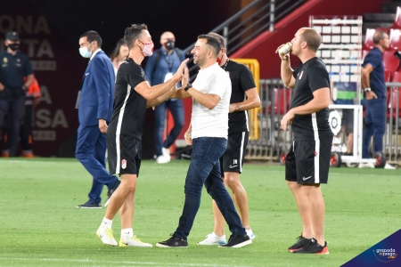 Diego Martínez, tras el encuentro frente al Athletic la pasada campaña, donde el Granada logró la clasificación a Europa League (JOSÉ M. BALDOMERO)