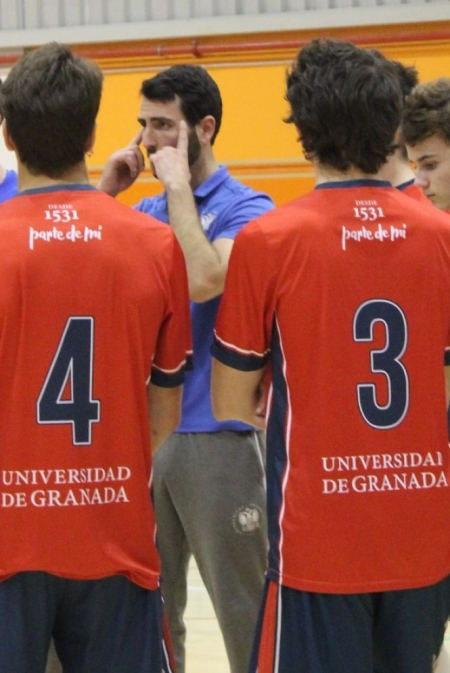 Javier Rodríguez da instrucciones a sus jugadores (DEPORTES UGR) 