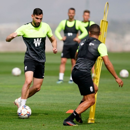 Imagen del entrenamiento del Granada esta mañana en la Ciudad Deportiva (PEPE VILLOSLADA / GCF) 