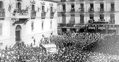 Celebración del primer ascenso del Granada CF a la máxima categoría en la Plaza del Carmen (IDEAL)