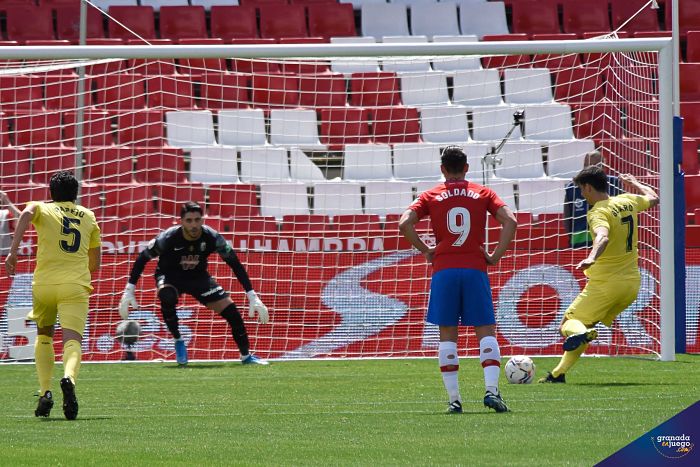Gerard Moreno, en el momento en que anotó el primer penalti de los dos que el colegiado señaló a favor del Villarreal (JOSÉ M. BALDOMERO)