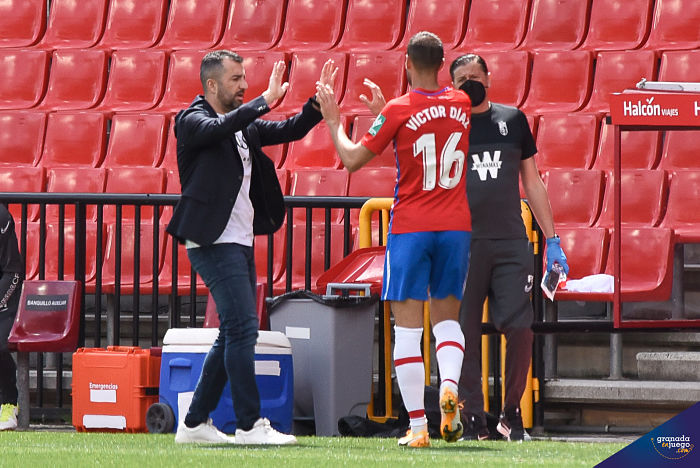 Diego Martínez anima a Víctor Díaz durante un momento del partido ante el Villarreal (JOSÉ M. BALDOMERO) Diego Martínez anima a Víctor Díaz durante un momento del partido ante el Villarreal (JOSÉ M. BALDOMERO)