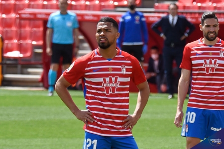 Las camisetas del Granada mostraron el logo del 90 aniversario del club en la zona del pecho (JOSÉ M. BALDOMERO)