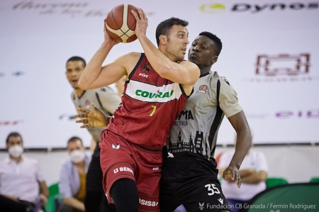 Alejandro Bortolussi en el partido ante Leyma Coruña (FERMÍN RODRÍGUEZ/ FUNDACIÓN CB GRANADA)