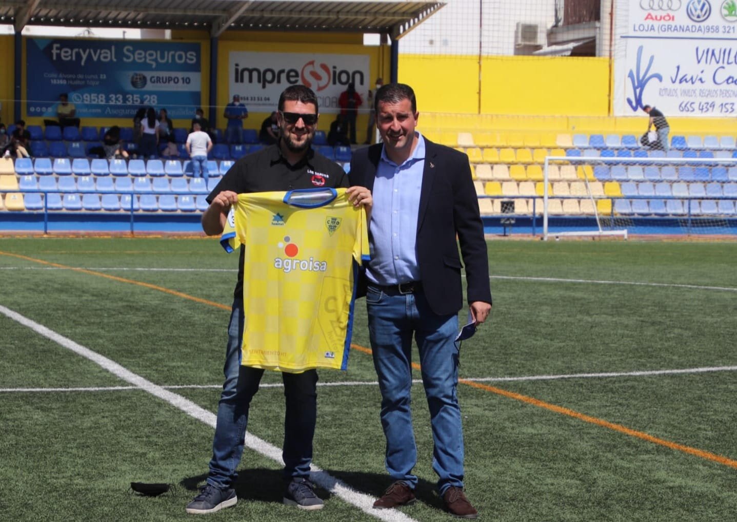 El presidente del Huétor Tájar, Luis Daza (der.), hizo entrega a Manu López, fundador de LaPreferente, de una camiseta en el descanso del partido El presidente del Huétor Tájar, Luis Daza (der.), hizo entrega a Manu López, fundador de LaPreferente, de una camiseta en el descanso del partido