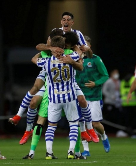 La Real Sociedad celebra el título copero de ayer con Carlos Fernández entre sus integrantes (TONI RODRÍGUEZ / DIARIO AS)